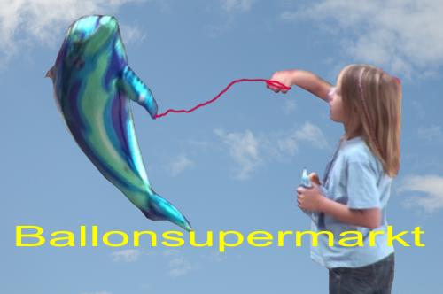 Kinder-Luftballons: Mädchen spielt mit einem Delfin Luftballon